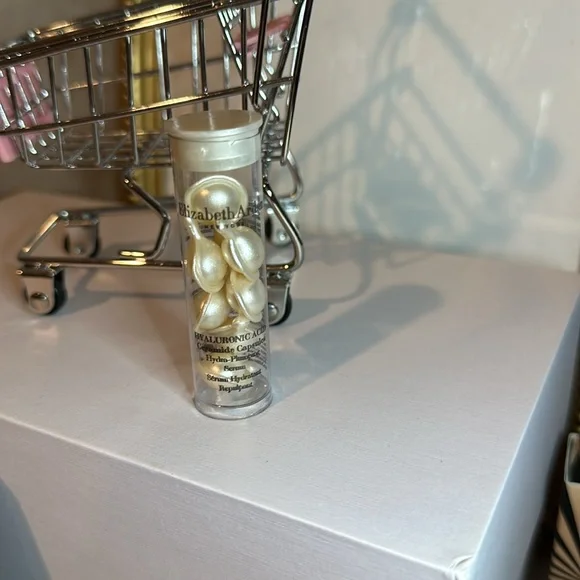 Elizabeth Arden hydrologic acid ceramide capsules Hydro plumping serum￼ - Picture 2 of 2